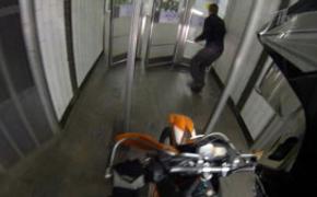 Фотографа могут посадить за снимки байкера-лихача в метро Москвы