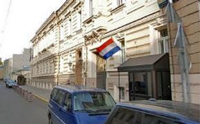 Гневные сторонники ЛДПР окружили посольство Нидерландов в Москве