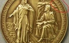 Медали Ватикана отчеканили с опечаткой в имени Иисуса