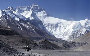 Из-за непогоды на Эвересте застряли туристы