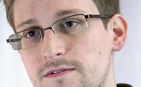 Отец Сноудена хочет, чтобы его сын остался в России