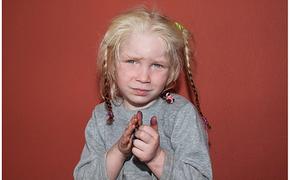 РОЗЫСК: Интерпол ищет родителей девочки, изъятой у цыган (ФОТО)