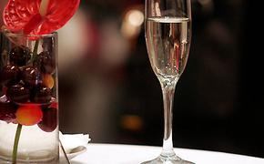 Американские ученые полагают, что красное вино может спасти от ожирения