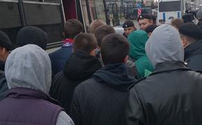 Полиция задерживает националистов у метро "Тульская"