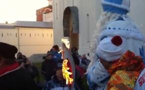 Новые приключения Олимпийского факела: вспыхнул в руках Деда Мороза (ВИДЕО)