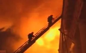 Крупный пожар бушует на шинном заводе в Омске