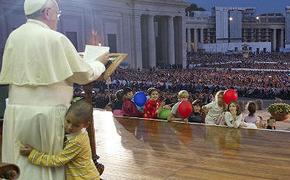 Маленький мальчик прервал речь Папы Франциска в Ватикане (ВИДЕО)