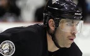 Хоккеист "Питтсбурга" самолично вырвал себе два зуба во время матча ВИДЕО