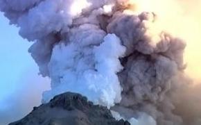 Вулкан Шивелуч на Камчатке продолжает плеваться пеплом