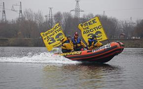 Полицейские катера перехватили лодки с активистами Гринпис на Москве-реке