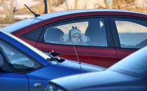 Ребенок в машине отвлекает водителя больше, чем телефон