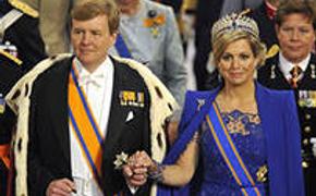 Короля и королеву Нидерландов попытались закидать помидорами