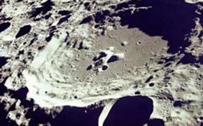 Ученые выяснили причину различной глубины лунных кратеров