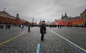 Протестующий художник прибил себя гвоздем к Красной площади ВИДЕО