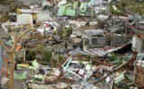 Голодные филиппинцы погибли под обломками разграбленного склада