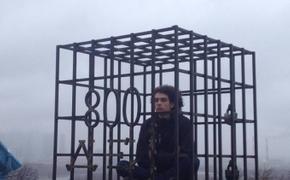 Сын Фарбера залез в клетку, протестуя на Воробьевых горах