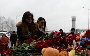 На место казанской трагедии прибыли родственники погибших
