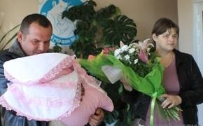 Волгоградку, родившую на посту ДПС, полицейские поздравили с выпиской