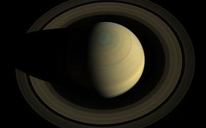На загадочном Сатурне бушует шестиугольный шторм (ФОТО)