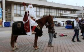 В Симферополе Дед Мороз пересел на коня