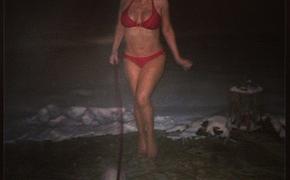 Мэрайя Кэри выгуливает собачку в купальнике по снегу колорадского Аспена