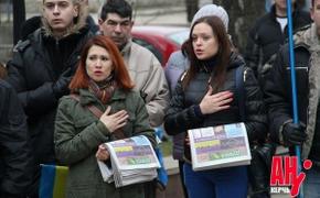 Евромайдан в Керчи спел гимн Украины. Милиция сдерживала возмущенных