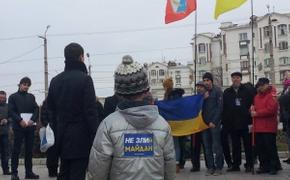 Севастопольский Евромайдан пел колядки и собирал матпомощь Азарову