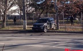 Девушка за рулем снесла забор больницы в центре Симферополя