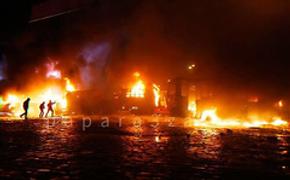 В Киеве от зажженных протестующими автопокрышек вспыхнул дом