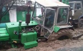 В Симферополе трактор утонул в грязи