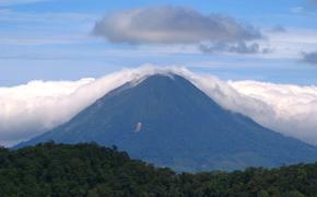 В Индонезии разбушевался вулкан Синабунг