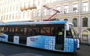 На улицы Петербурга вышел олимпийский трамвай