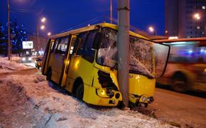 Во Владимире "Опель-Астра" столкнулся с автобусом, шесть человек пострадали