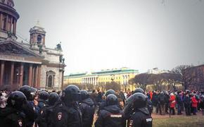 Десятки участников антивоенного митинга задержаны в Петербурге