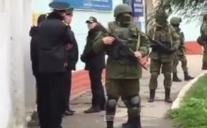 Украинская армия в Крыму сдает оружие