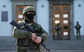 Украинские военные по "живому" коридору покидают штаб ВМС Украины