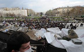А в Луганске не все на баррикадах - часть горожан хотят мира