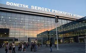 Безоружные люди пришли в международный аэропорт "Донецк" (ФОТО)