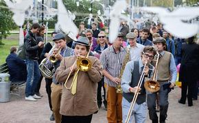 Москвичи и гости столицы смогут побывать на фестивале шагающих оркестров