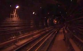Женщина решила пройтись по тоннелю и парализовала "желтую ветку" метро