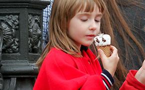 Маленькие дети при стрессе ищут успокоение в еде