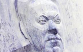 Памятники Ельцину красят то в синий, то в красный цвет