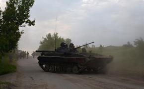 На окраине Луганска идет бой, есть раненые