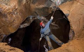 В Германии проводится операция по спасению спелеолога из пещеры глубиной 1 км