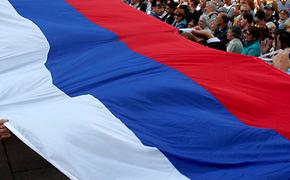 Самый большой в мире флаг России развернули на стадионе в Москве