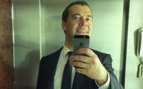 Медведев опубликовал в Инстаграм первое селфи, сделанное в лифте