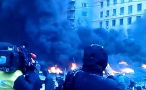 Киевский Майдан снова затянут густым черным дымом