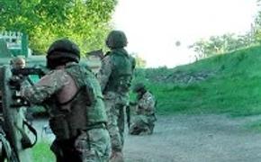 В Хасавюрте силовики загнали в дом двух боевиков