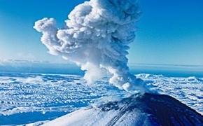 На Камчатке вулкан Жупановский пыхнул пеплом