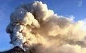Камчатский вулкан Жупановский "плюнул" пеплом на высоту 10 км